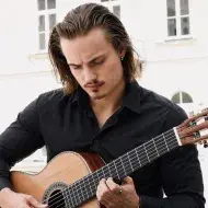 Erfahrener Lehrer aus der Ukraine bietet Gitarrenunterricht an.